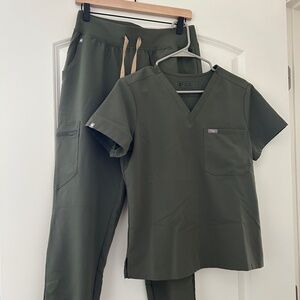 FIGS Scrub Set-  Petite (S) Moss Catarina Top + Zamora High Waisted Jogger (M)